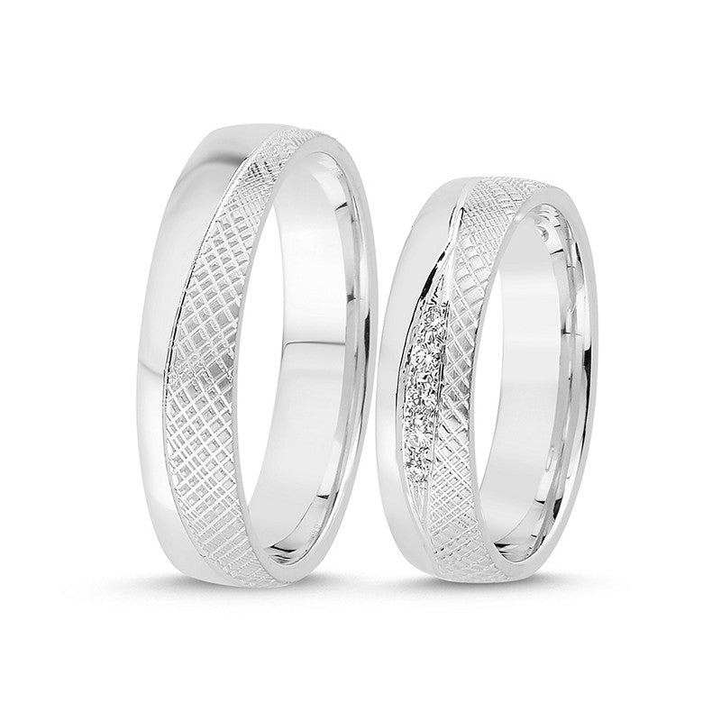 Eksklusive Nuran vielsesringe i 14 kt hvidguld med grafisk mønster og 0,07 ct diamanter.